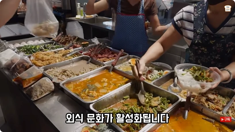 다양한 음식을 판매하는 시장의 영상 장면
